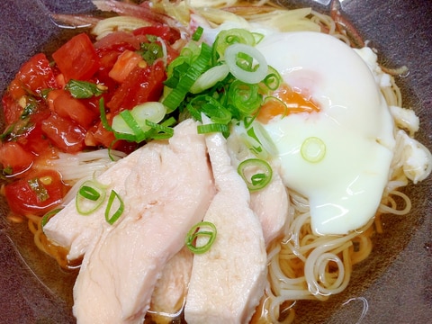 トマトとサラダチキンのぶっかけ冷やしそうめん